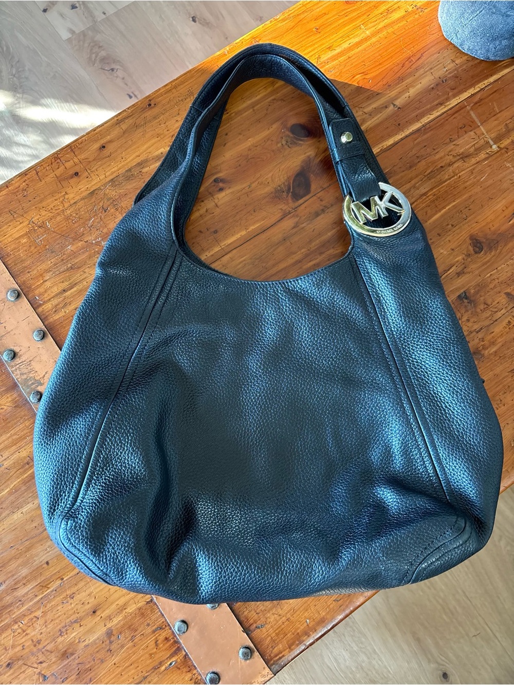 MICHAEL KORS Hobo Shoulder Bag, Pebbled Black Leather, Gold Tone Hardware EUC